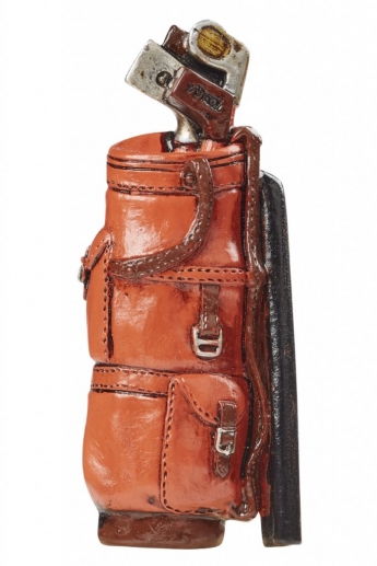 Detaljerad miniatyr polyresin golf bag. Platt och omålad baksida.