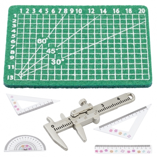 Fina och detaljrika accessoarer till skola. 6 stycken olika delar.